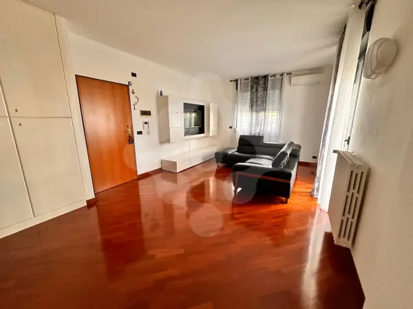 4 VANI CON CANTINOLA E BOX AUTO