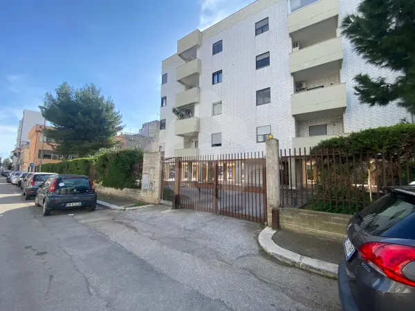 BARI LIBERTA' - TRIVANI 120 MQ CON CANTINOLA E POSTO AUTO