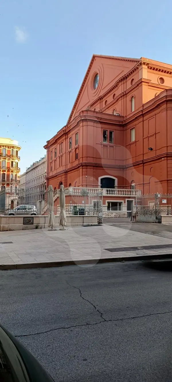 BARI - VENDESI ATTIVITA' DI BAR ACCANTO AL TEATRO PETRUZZELLI