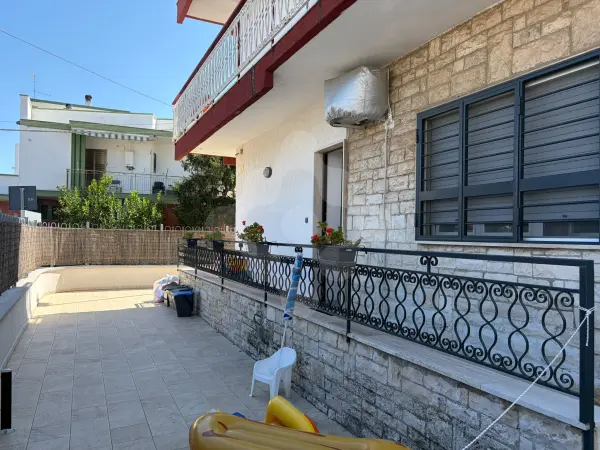 CASA INDIPENDENTE RISTRUTTURATA CON  AMPIO ATRIO ESTERNO