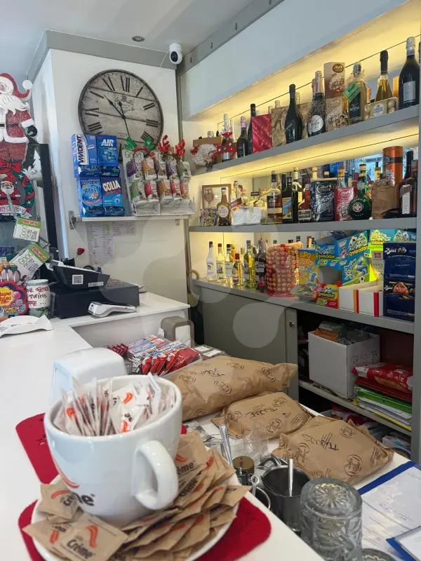 CEDESI ATTIVITA' AVVIATISSIMA DI BAR ZONA CHIESA RUSSA