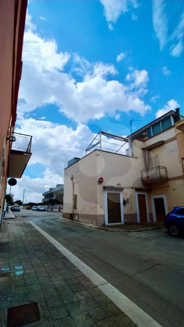 MARIOTTO PALAZZINA IN PIENO CENTRO PAESE SU 3 LIVELLI