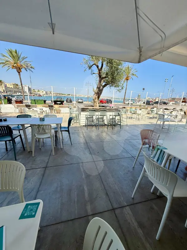 MOLFETTA - CEDESI ATTIVITA' AVVIATISSIMA SUL PORTICCIOLO