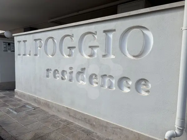 PALESE VENDESI TRE VANI CON CANTINOLA E POSTO AUTO "RESIDENCE IL POGGIO"