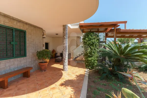 PALESE - RIFINITA VILLA SU TRE LIVELLI CON TERRAZZO VISTA MARE