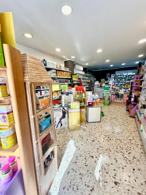 SAN PASQUALE - CEDESI ATTIVITA' DI PARAFARMACIA AVVIATISSIMA