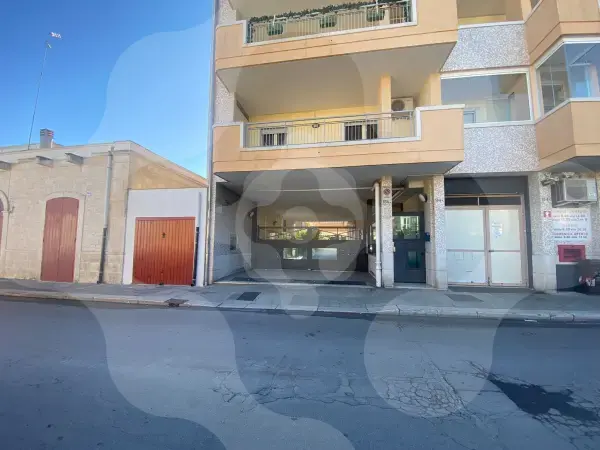 SANTO SPIRITO - BOX AUTO 45 MQ ZONA CENTRALE