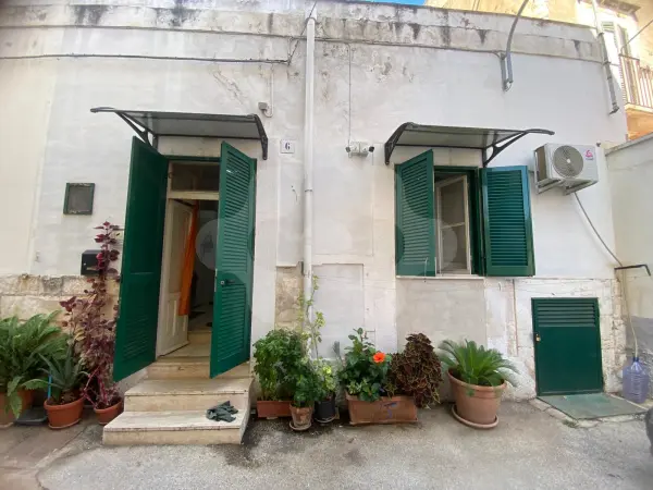 SANTO SPIRITO - INDIPENDENTE CON DEPOSITO ZONA CENTRALE