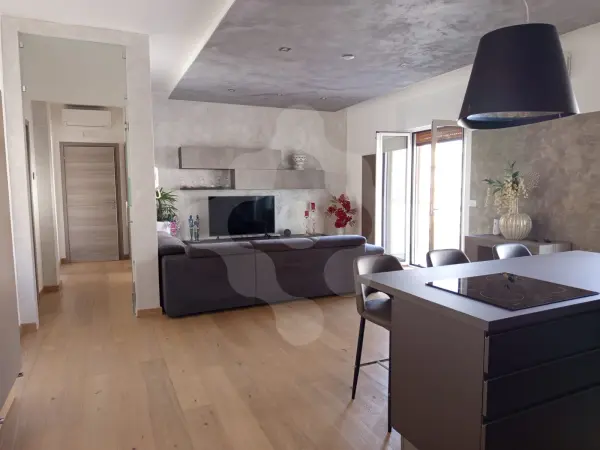 SANTO SPIRITO - RIFINITO TRIVANI 100 MQ ZONA CENTRALE