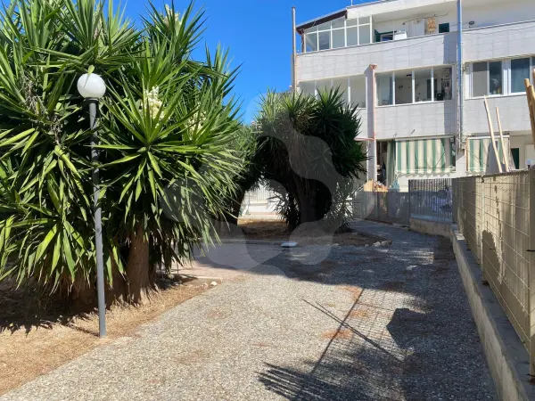 SANTO SPIRITO - VILLA A SCHIERA CON GIARDINO E POSTO AUTO