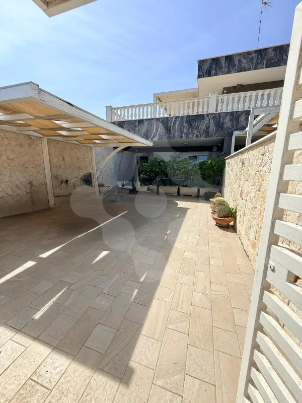 TORRE A MARE - VILLA DI RECENTE CONSTRUZIONE FRONTE MARE