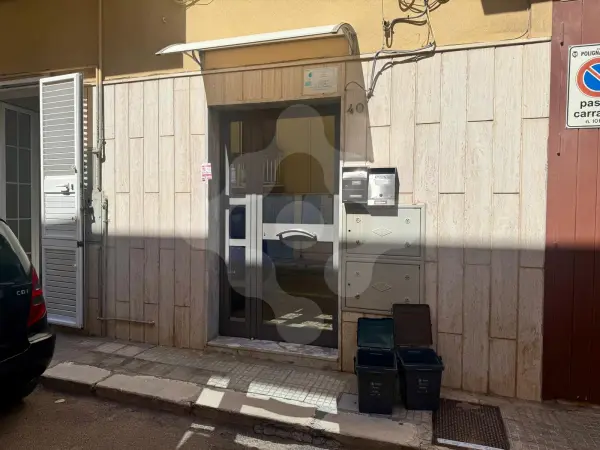 VIA FRATELLI ROSSELLI, POLIGNANO – AMPIO IMMOBILE DA RISTRUTTURARE DI 91 MQ CON DOPPIA ENTRATA E POSSIBILITÀ DI FRAZIONAMENTO