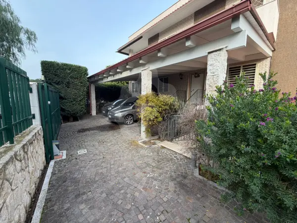 VILLA SU DUE LIVELLI CON GIARDINO E FOTOVOLTAICO - VIA FANELLI, FRONTE GREEN PARK